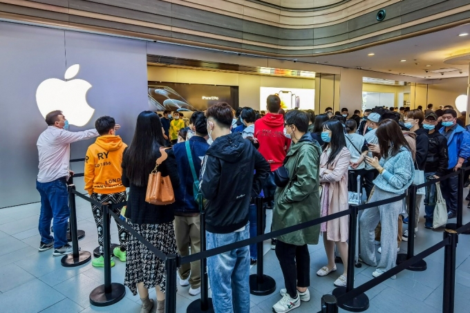 2020년 10월 23일 중국 상하이 앱스토어 앞에 아이폰12를 구입하려는 중국인들이 길게 줄을 서 있다./AFPBBNews=뉴스1