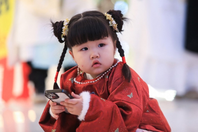 지난해 11월 중국 선양에서 한 어린이가 아이폰을 들고 있다./AFPBBNews=뉴스1