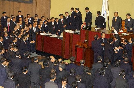 2004년 3월12일, 노무현 전 대통령에 대한 탄핵소추안 의결을 앞둔 국회 본회의장 모습./사진=뉴시스