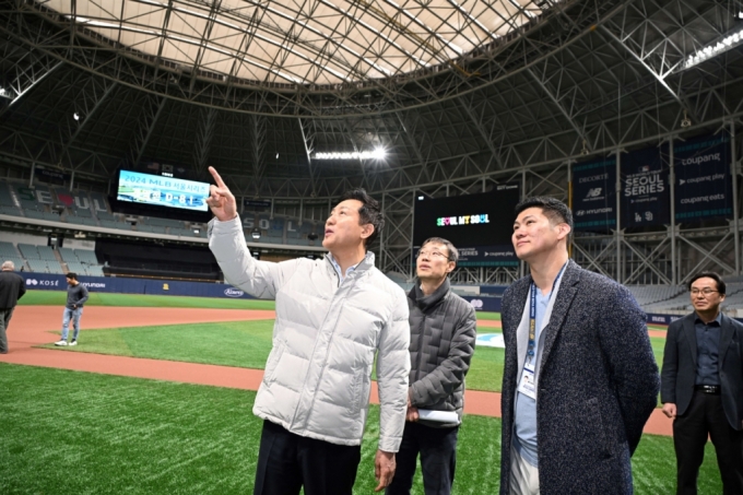 오세훈 서울시장(왼쪽)이 '2024 MLB 월드투어 서울 시리즈' 개막전에 앞서 12일 오전 고척스카이돔을 찾아 그라운드를 점검하고, 관계자들과 대화를 나누고 있다. /사진제공=서울시