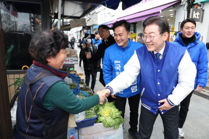 12일 서울 동작구 남성사계시장에서 시민들과 인사하고 있는 이재명 더불어민주당 대표와 류삼영 동작을 후보 /사진=뉴스1