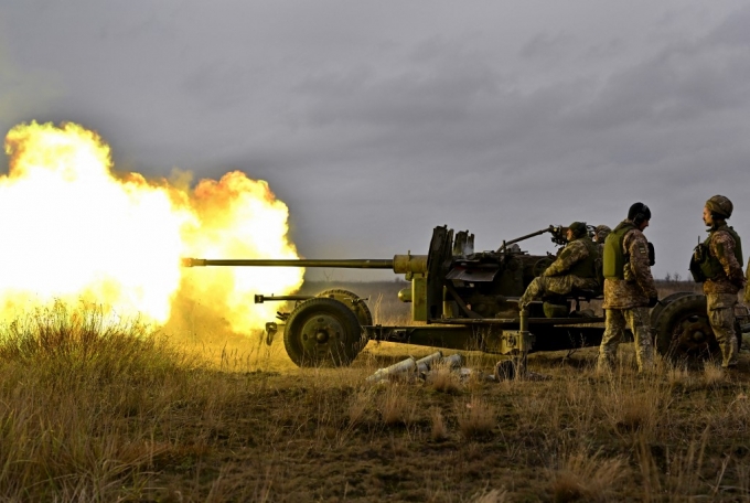 지난해 11월 우크라이나 군이 드론 공격 대처 훈련을 수행하며 화포를 발포 중인 모습./AFPBBNews=뉴스1