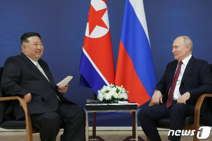 김정은 북한 국무위원장(왼쪽)과 블라디미르 푸틴 러시아 대통령이 지난해 9월 13일(현지시간) 러시아 아무르주 보스토치니 우주기지에서 만나 회담을 하고 있다. /노동신문=뉴스1 