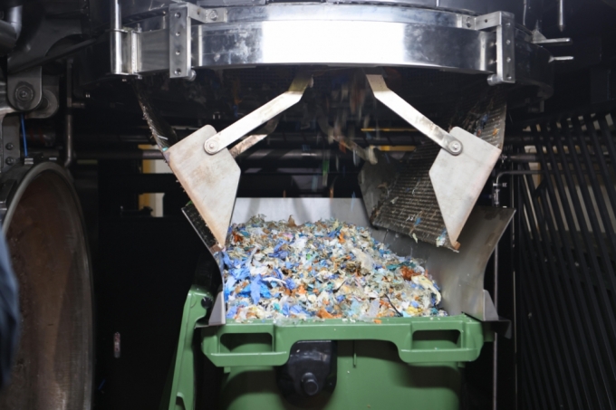 의료폐기물 멸균장치에서 의료폐기물이 분쇄 멸균 처리되어 배출되는 모습. /사진=한국기계연구원 