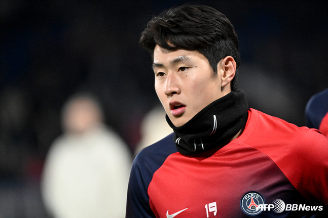 '마법 왼발→골대 강타' 이강인 평가 '극과 극'... "PSG 수호자 역할 vs 공 만지기도 어려웠다"