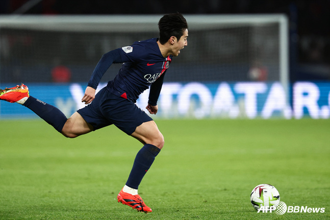 '마법 왼발→골대 강타' 이강인 평가 '극과 극'... "PSG 수호자 역할 vs 공 만지기도 어려웠다"