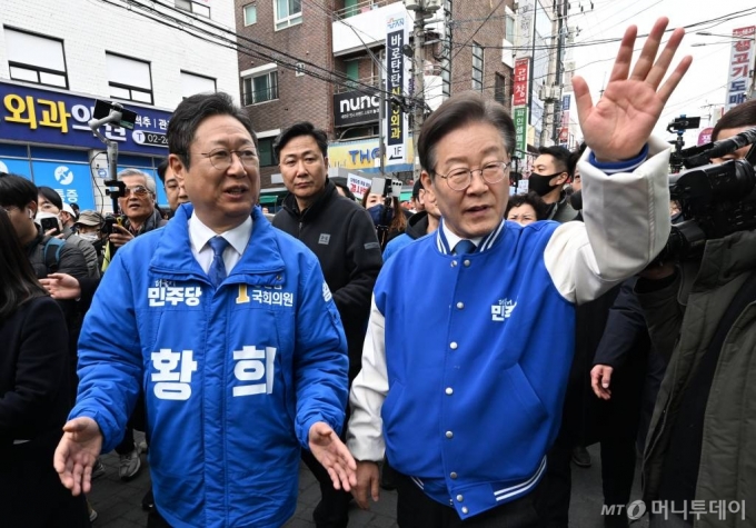 6일 양천구 목동깨비시장을 방문한 황 후보와 이재명 대표/사진=뉴시스