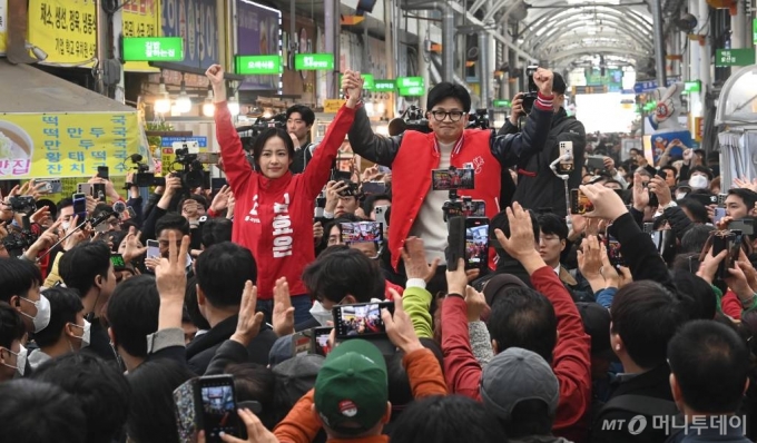 (오산=뉴스1) 임세영 기자 = 한동훈 국민의힘 비상대책위원장이 16일 오전 경기 오산시 오색시장을 찾아 시민들에게 인사하고 있다. (공동취재) 2024.3.16/뉴스1  Copyright (C) 뉴스1. All rights reserved. 무단 전재 및 재배포,  AI학습 이용 금지. /사진=(오산=뉴스1) 임세영 기자