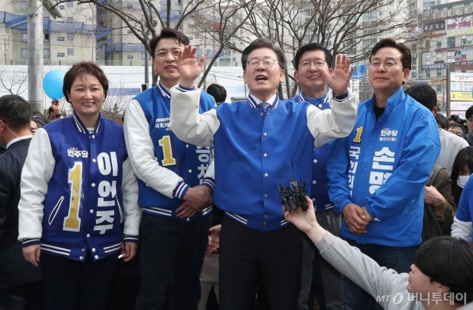 (용인=뉴스1) 임세영 기자 = 이재명 더불어민주당 대표가 16일 오후 경기 용인시 수지구 수지구청광장에서 시민들에게 지지를 호소하고 있다. 2024.3.16/뉴스1  Copyright (C) 뉴스1. All rights reserved. 무단 전재 및 재배포,  AI학습 이용 금지. /사진=(용인=뉴스1) 임세영 기자