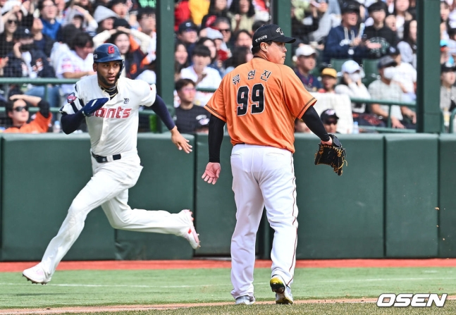 한화 이글스 류현진이 17일 부산 사직야구장에서 열린 롯데 자이언츠와 2024 신한 SOL Bank KBO 리그 시범경기 원정경기에서 3회 말 전준우의 타구가 안타가 되자 뒤를 돌아보고 있다. 