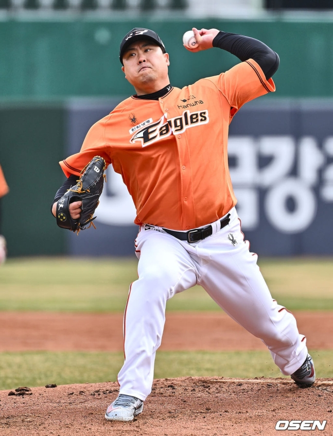 한화 이글스 류현진이 17일 부산 사직야구장에서 열린 롯데 자이언츠와 2024 신한 SOL Bank KBO 리그 시범경기 원정경기에서 선발투수로 등판해 역투하고 있다.