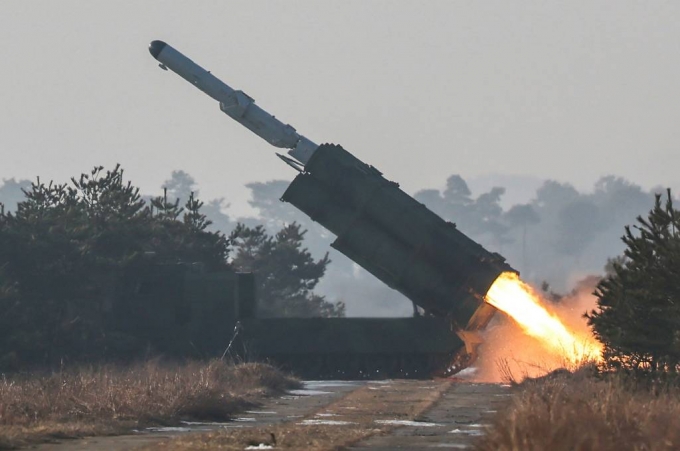 북한이 18일 동해상으로 단거리탄도미사일(SRBM)을 최소 3발 이상 발사했다. 사진은 북한이 지난 1월14일 순항미사일 '바다수리-6형'을 발사했다고 노동당 기관지 노동신문이 보도한 모습. / 사진=뉴스1