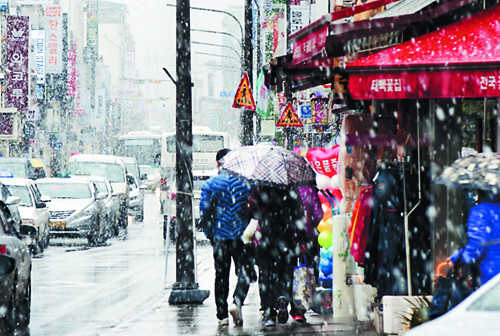 19일 전국 대부분 지역에 비나 눈이 내릴 것으로 보이는 가운데 강원 산지 지역엔 많은 눈이 내리겠다./사진=뉴시스