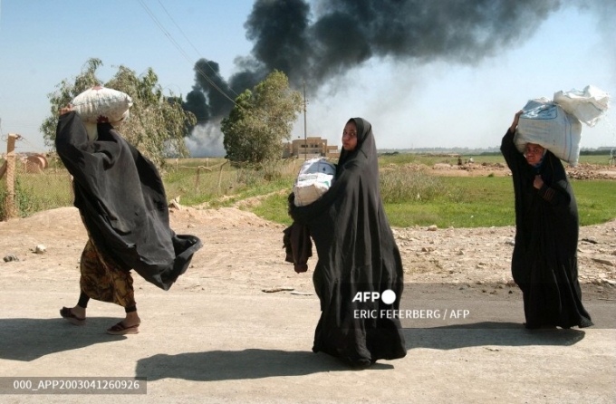 2003년 4월 미군이 이라크 수도 바그다드를 공격하자 현지 여성들이 탈출하는 모습./사진=AFP 