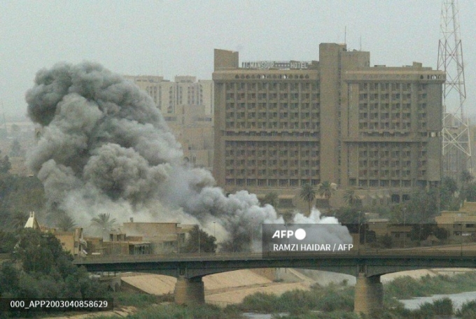 2003년 4월 미군의 공격으로 이라크 마그다드 대통령궁 경내에 폭발로 인한 연기가 뿜어져나오는 모습./사진=AFP