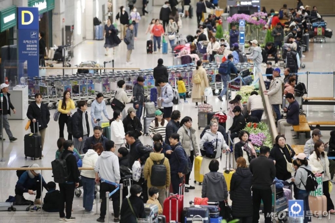 설 연휴 마지막 날인 지난 2월 12일 오전 인천국제공항 입국장이 해외여행에서 돌아오는 사람들로 붐비고 있다. /사진= 뉴스1 /사진=(인천공항=뉴스1) 이광호 기자