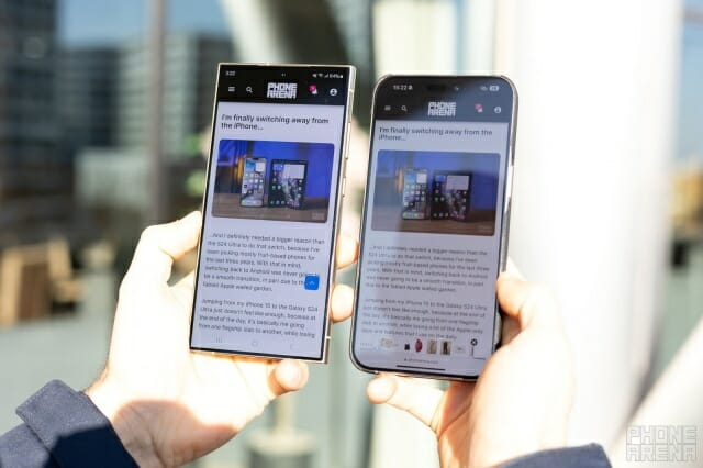 갤럭시 S24 울트라(왼쪽)과 아이폰15 프로맥의 화면 반사 정도를 비교한 미국 IT 매체 샘모바일의 실험. /사진=샘모바일 갈무리