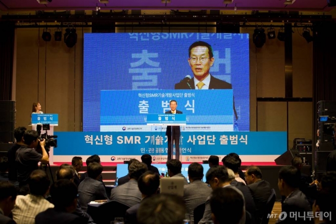 이종호 과학기술정보통신부 장관이 10일 오후 대전광역시 유성구 롯데시티호텔에서 열린 '혁신형 소형모듈원전(SMR) 기술개발사업단 출범식'에서 축사하고 있다. /사진=뉴스1