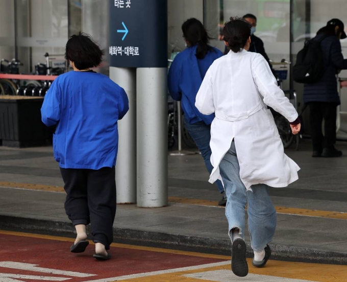 서울의 한 대학병원에서 의료진이 의료현장으로 향하고 있다. /사진= 뉴스1