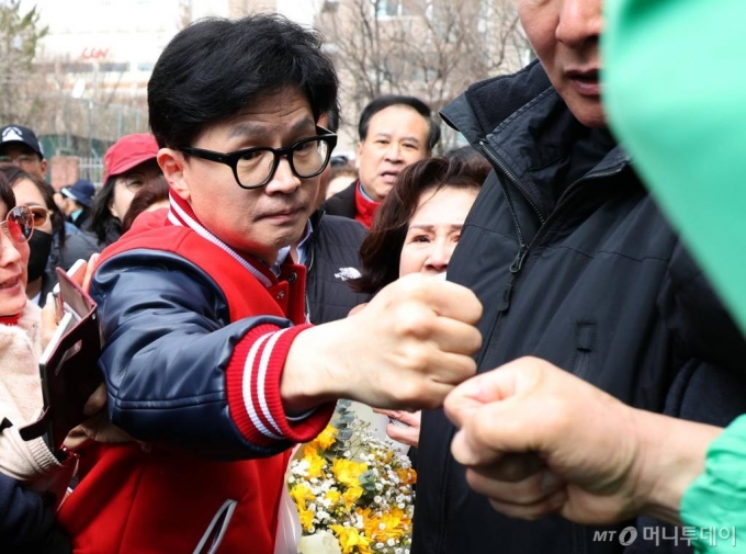 국민의힘은 한동훈 비상대책위원장이 다음주 박근혜 전 대통령을 예방한다고 21일 밝혔다. 4·10 총선이 임박한 시점에서 보수층을 결집하기 위한 행보라는 분석이다. /사진=뉴시스