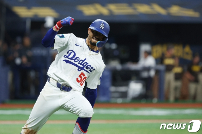 21일 서울 구로구 고척스카이돔에서 열린 2024 미국 메이저리그(MLB) 월드투어 서울시리즈 공식 개막전 샌디에이고 파드리스와 LA 다저스의 2차전 경기, 다저스 무키 베츠가 5회말 1사 1루에서 투런 홈런을 친 뒤 환호하고 있다. /사진=뉴스1