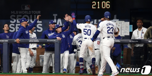 21일 서울 고척스카이돔에서 열린 미국프로야구(MLB) 서울시리즈 샌디에이고 파드리스 vs LA 다저스 2차전 경기, 5회말 1사 주자 1루 상황 LA 다저스 무키 베츠가 좌월 투런 홈런을 날리고 더그아웃으로 돌아와 팀 동료들의 축하를 받고 있다. /사진=뉴스1