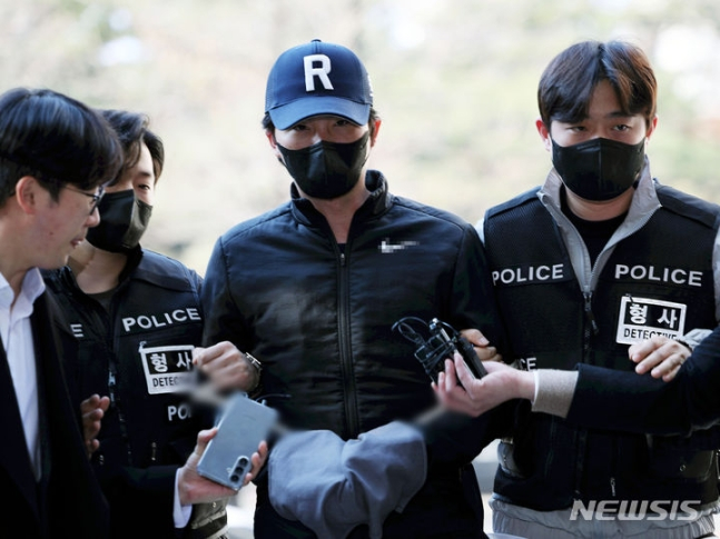 오재원(가운데)이 21일 마약 투약 혐의에 대한 영장실질심사를 위해 서울중앙지방법원에 출석하고 있다. /사진=뉴시스
