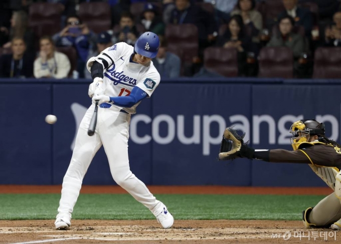  21일 서울 구로구 고척스카이돔에서 열린 2024 미국 메이저리그(MLB) 월드투어 서울시리즈 공식 개막전 샌디에이고 파드리스와 LA 다저스의 2차전 경기, LA 다저스 오타니 쇼헤이가 1사 후 우중간 안타를 때리고 있다. /사진제공=뉴스1