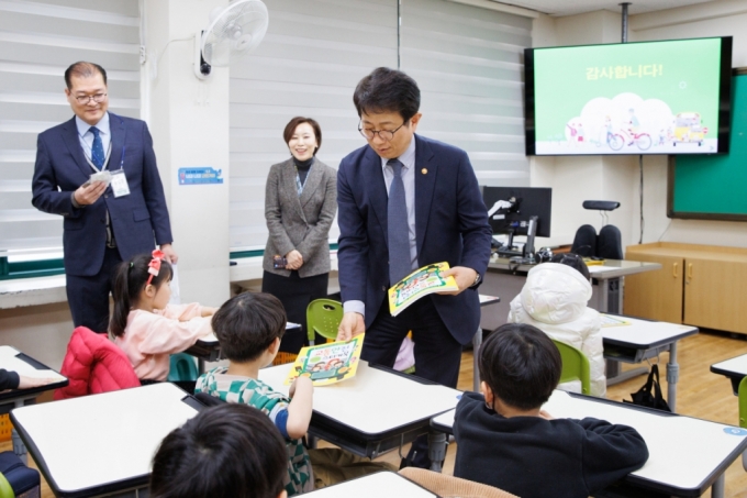22일 박상우 국토교통부 장관이 서울 신우초등학교에서 '늘봄학교' 재능기부 일일강사로 참여했다./사진제공=국토교통부
