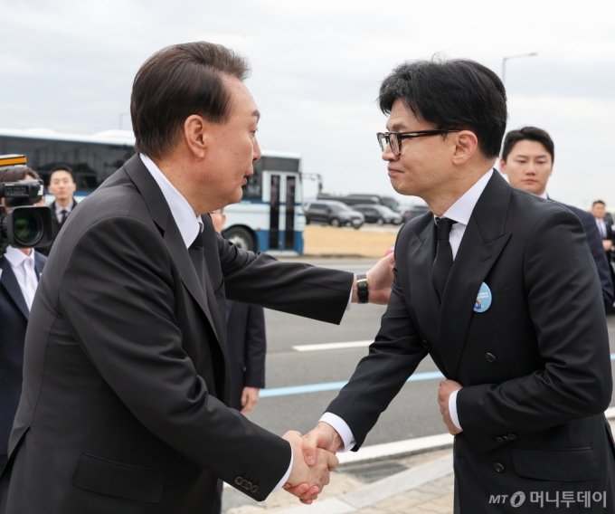 [평택=뉴시스] 윤석열 대통령이 22일 경기도 평택 소재 해군 제2함대사령부에서 거행된 제9회 서해수호의날 기념식을 마친 뒤 한동훈 국민의힘 비상대책위원장과 악수하고 있다.(사진=대통령실 제공) 2024.03.22. photo@newsis.com *재판매 및 DB 금지 /사진=조수정