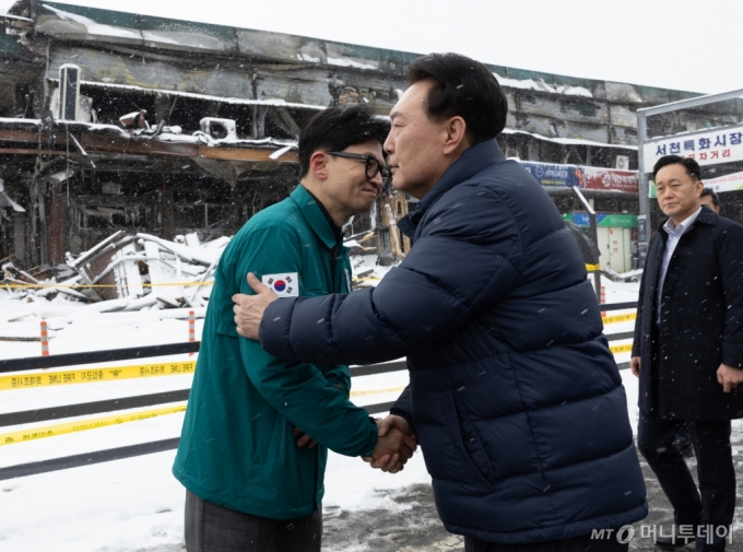 [서울=뉴시스] 윤석열 대통령이 23일 오후 충남 서천군 서천수산물특화시장 화재 현장을 찾아 피해 상황을 점검하기 앞서 한동훈 국민의힘 비상대책위원장을 만나 악수하고 있다.(사진=대통령실 제공) 2024.01.23. photo@newsis.com  *재판매 및 DB 금지 /사진=조수정