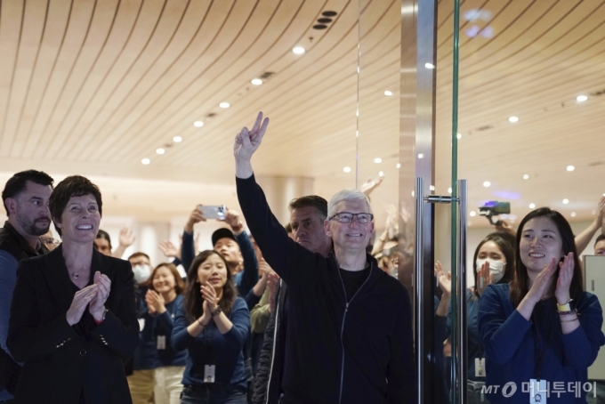 팀 쿡 애플 최고경영자(CEO)가 21일(현지시각) 중국 상하이에서 새로운 플래그십 애플스토어 &#039;징안점&#039; 개장식에 참석해 인사하고 있다. /신화=뉴시스 