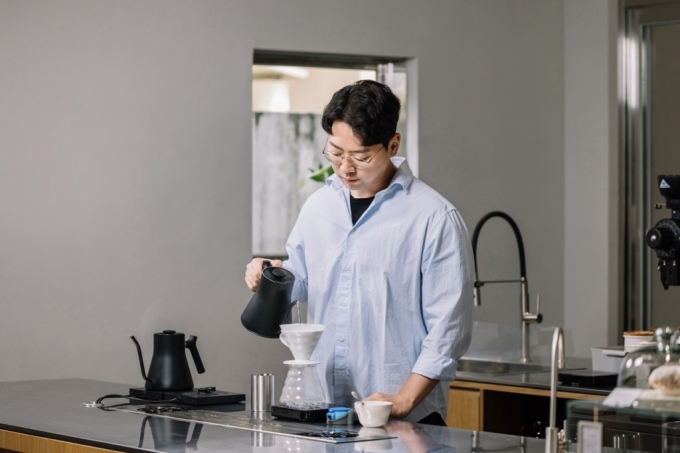 정형용 바리스타 /사진=엑스와이지 제공