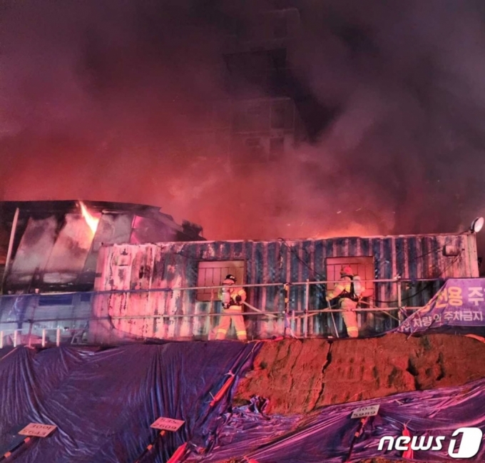 지난 25일 강원 원주시의 한 아파트 공사현장에 화재가 발생했다. 재산피해가 있었지만 인명피해는 없이 1시간30분만에 진화했다./사진=뉴스1(사진제굥-강원소방본부)