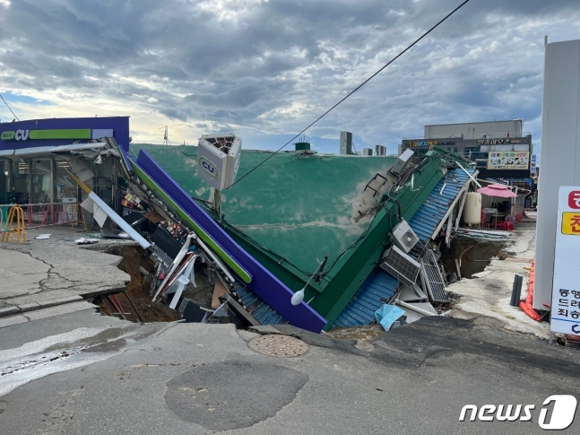 2022년 8월3일 오전 6시 43분쯤 강원도 양양군 낙산해수욕장 인근 생활형 숙박시설 신축공사 현장 근처에서 대형 싱크홀이 발생해 주변 건물이 주저앉는 사고가 발생했다. /사진=뉴스1(양양군 제공)