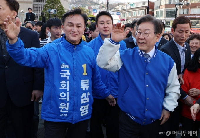 [서울=뉴시스] 이영환 기자 = 이재명 더불어민주당 대표와 류삼영 동작을 후보가 26일 오후 서울 동작구 중앙대학교병원 앞에서 시민들에게 인사를 하고 있다. 2024.03.26. /사진=이영환