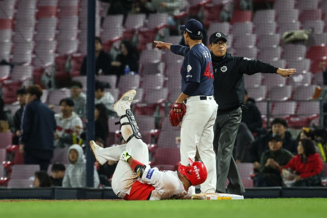 KIA 황대인(사진 아래)이 27일 광주-기아챔피언스필드에서 열린 롯데와 2024년 KBO리그 정규시즌 홈경기에서 햄스트링 부위를 부여잡고 있다. /사진=KIA 타이거즈 