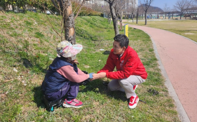 김태호 국민의힘 의원이 양산시을 유권자를 만나 대화를 나누는 모습. /사진=김태호 의원실 제공