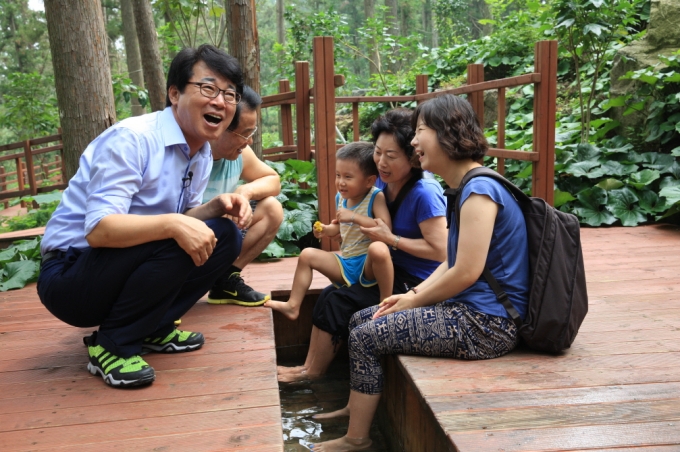 ▲김성 장흥군수가 우드랜드를 찾아 관광객과 대화하고 있다./사진제공=장흥군