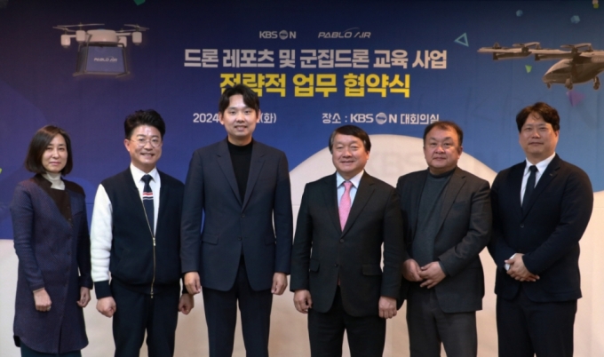 김영준 파블로항공 대표(왼쪽 세번째)와 이강덕 케이비에스엔 사장(왼쪽 네번째) 등이 업무협약을 맺고 있다. /사진=파블로항공