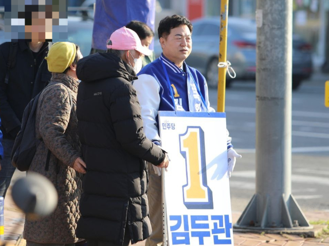 27일 오전 길거리 인사를 하던 김두관 더불어민주당 의원이 유권자들과 대화를 나누고 있는 모습. /사진=김두관 의원실 제공