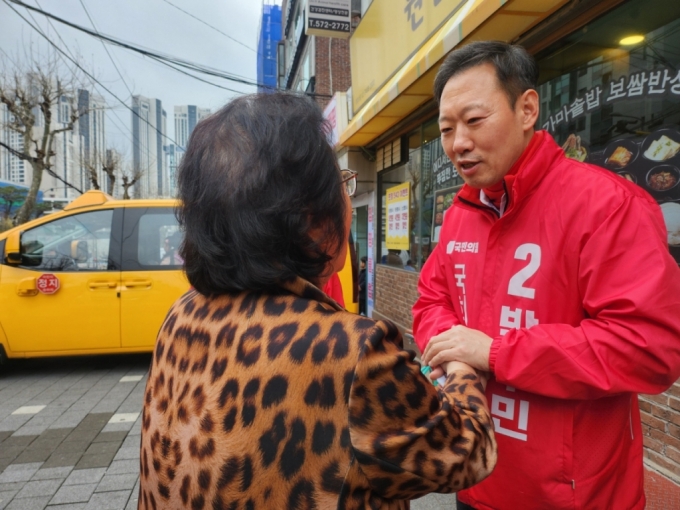 4.10 총선 서울 강남을에 출마한 박수민 국민의힘 후보가 거리 인사 중 지역구민을 만난 모습 /사진=정경훈 기자