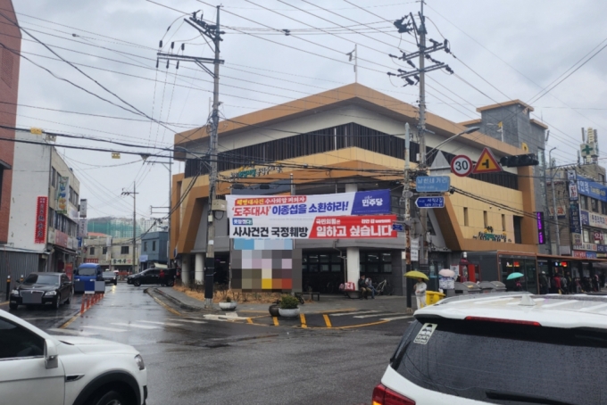 지난 25일 오후 충남 천안시 동남구 천안중앙시장 근처 모습. 더불어민주당과 국민의힘 현수막이 각각 걸려있다./사진=오문영 기자