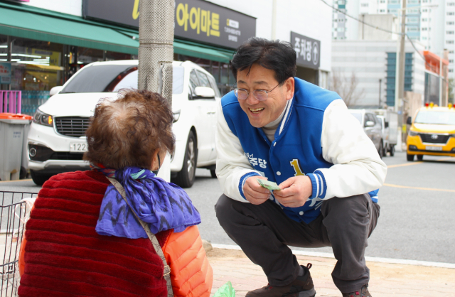 김정호 더불어민주당 의원이 유권자와 대화하고 있는 모습. /사진=김정호 의원실 제공