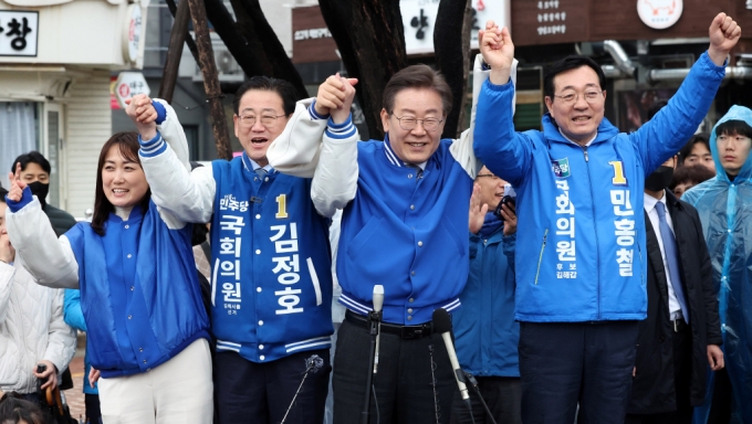 이재명 더불어민주당 대표가 지난 25일 오후 경남 김해시 삼계수리공원 주변 상가를 방문해 시민들에게 인사하고 있다. 왼쪽부터 백승아 더불어민주연합 공동대표, 김정호 더불어민주당 김해시을 후보, 이 대표, 민홍철 김해시갑 후보. /사진=뉴시스