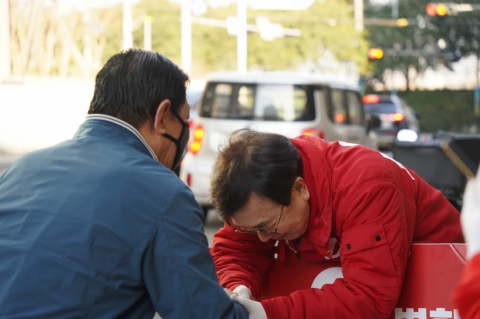 서병수 국민의힘 의원이 지난 21일 구포 동원로얄듀크비스타 아파트 앞에서  시민들에게 고개숙여 인사하고 있다. /사진=서병수 의원실 제공