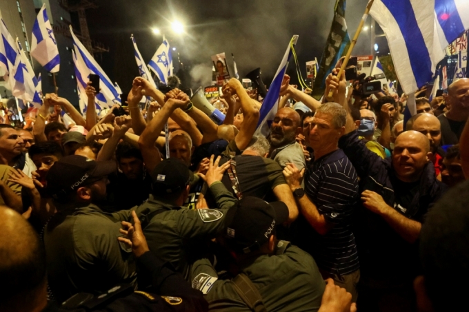 30일(현지시간) 이스라엘 주요 도시에서 베냐민 네타냐후 총리의 사퇴를 촉구하는 대규모 반정부 시위가 열렸다. 해당 시위에는 수천명의 시민이 참여한 것으로 집계됐고, 시위 진압 과정에서 경찰과 시민 간 충돌도 발생했다. 이스라엘 경찰 측이 텔아비브 시위에서 16명을 체포했다고 밝혔다. /로이터=뉴스1
