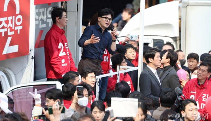 [부산=뉴시스] 추상철 기자 = 한동훈 국민의힘 비상대책위원장이 1일 오후 부산 해운대구 구남로광장에서 열린 ‘국민의힘으로 해운대살리기’ 지원유세에서 주진우(왼쪽) 해운대구갑, 김미애 해운대구을 후보의 지지를 호소하고 있다. 2024.04.01. scchoo@newsis.com /사진=추상철