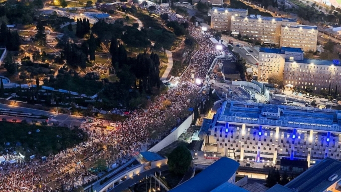 이스라엘 주요 도시에서 대규모 반정부 시위가 잇따르고 있다. 특히 수도 예루살렘에선 성난 시민들 10만여명이 의회 앞에 운집해 총리 즉각 퇴진과 조기 총선 실시, 인질 협상 합의 등을 촉구하고 나섰다. /로이터=뉴스1