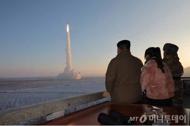 북한이 2일 오전 6시53분쯤 평양 일대에서 동해상으로 '중거리급' 탄도미사일 1발을 발사했다. 사진은 지난해 12월 고체연료 기반의 신형 대륙간탄도미사일(ICBM) '화성-18형'이 발사되는 모습. 당시 김정은 노동당 총비서 겸 국무위원장이 현지에서 '발사훈련'을 지도했다고 노동신문은 전했다. 딸 김주애도 발사를 함께 참관했다. / 사진=뉴스1